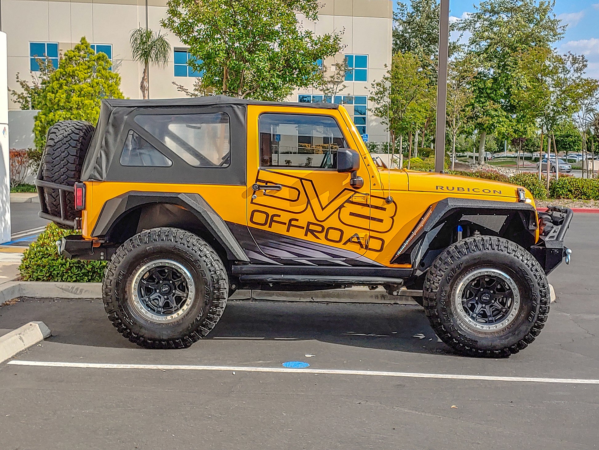 DV8 Offroad_FENDB-09_JL-Armor-Fender_angle12_72dpi.jpg