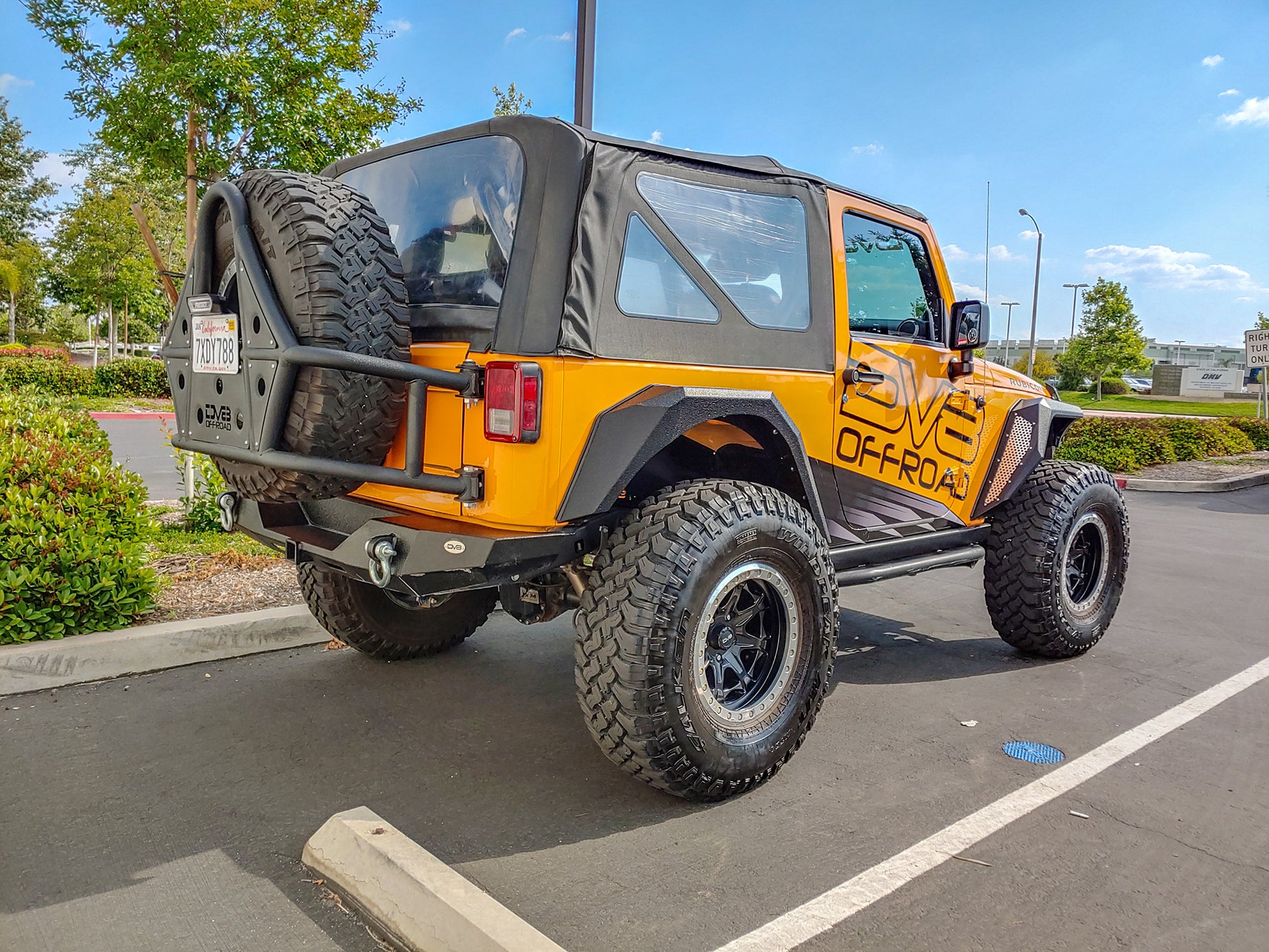 DV8 Offroad_FENDB-09_JL-Armor-Fender_angle14_72dpi.jpg