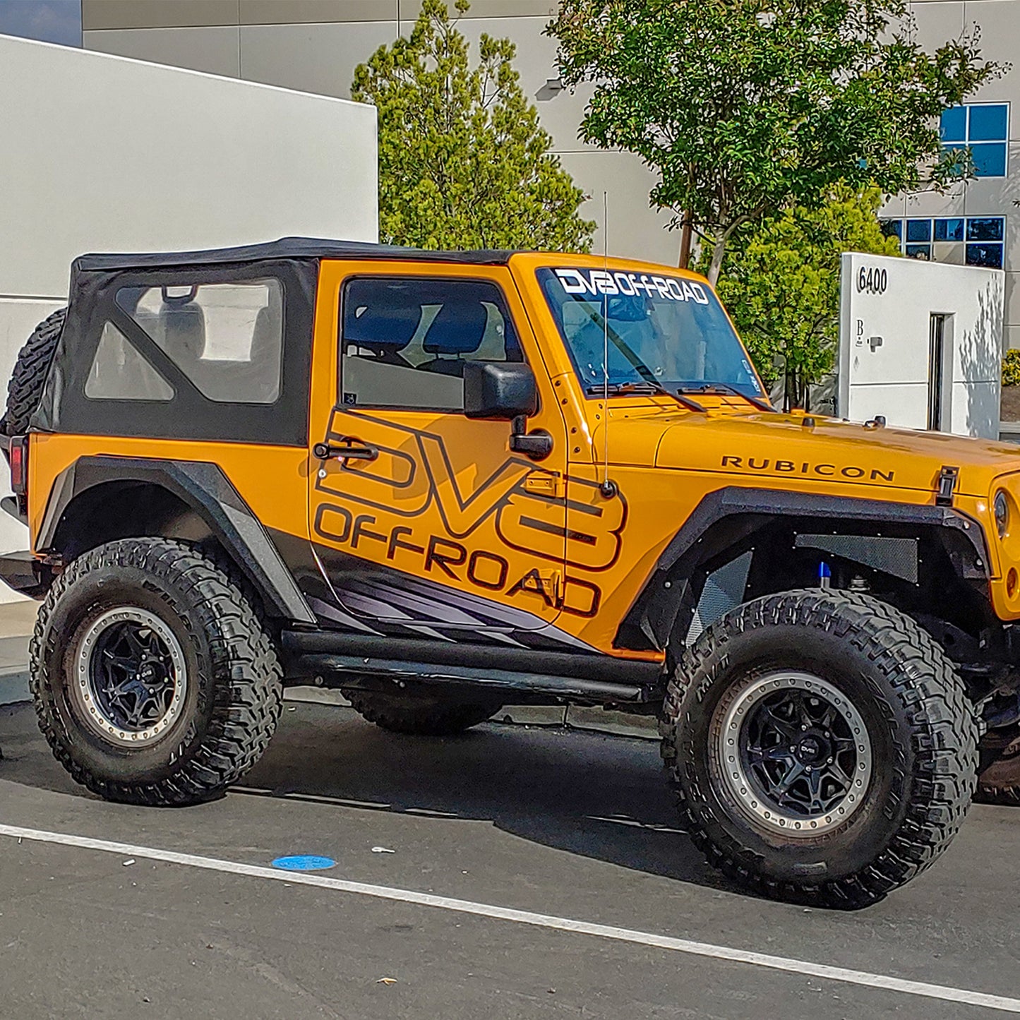 DV8 Offroad_FENDB-09_JL-Armor-Fender_angle3_72dpi.jpg