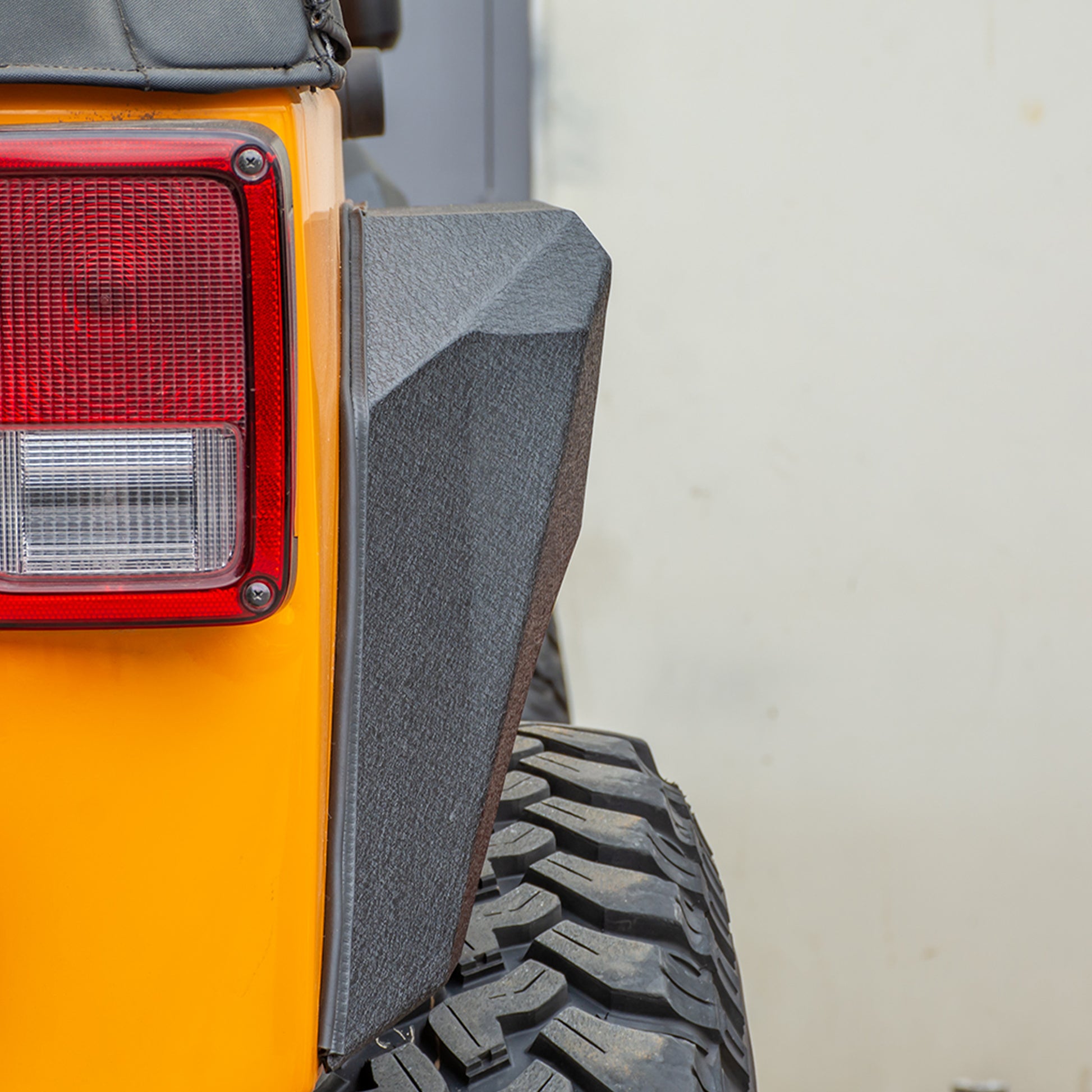 DV8 Offroad_FENDB-09_JL-Armor-Fender_angle4_72dpi.jpg