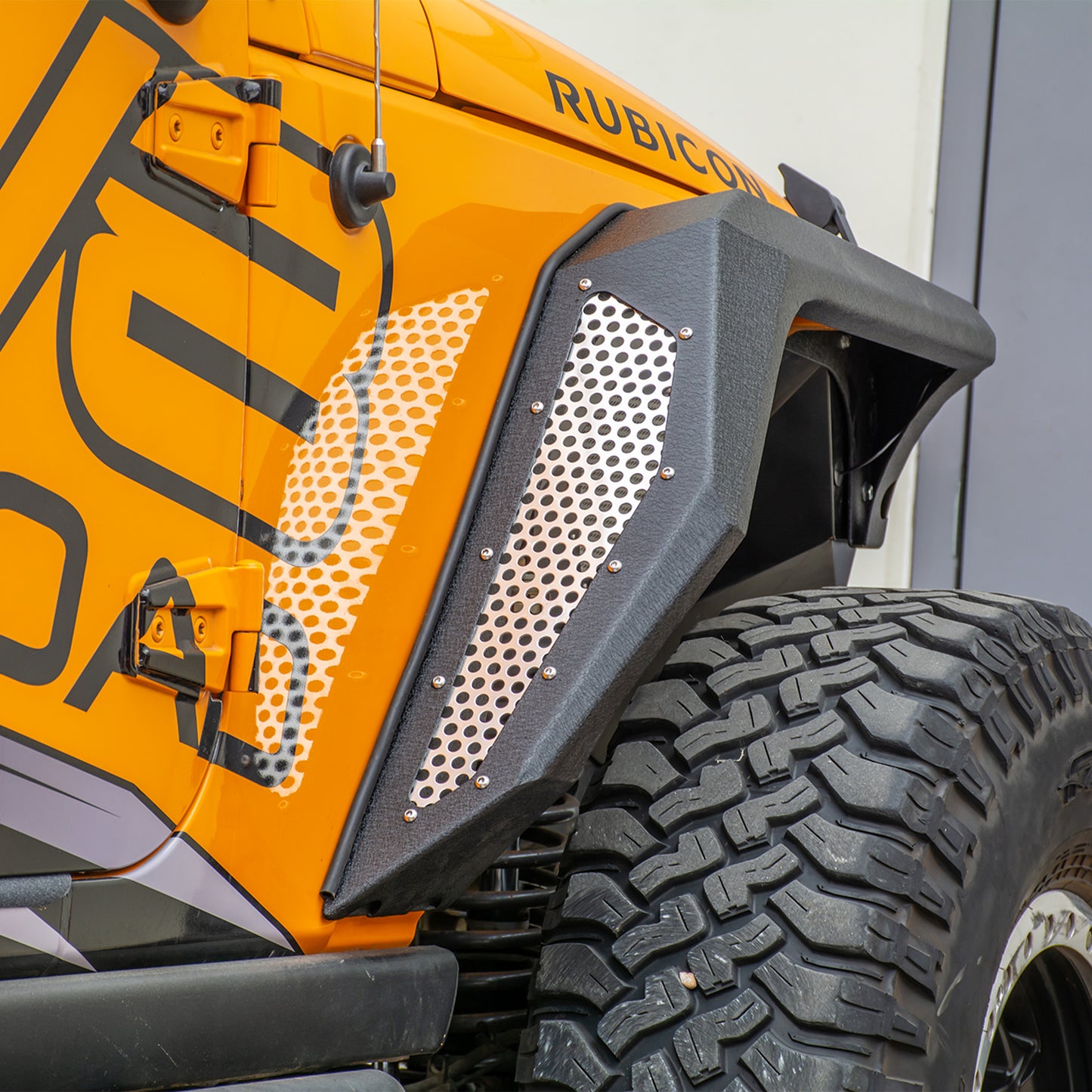 DV8 Offroad_FENDB-09_JL-Armor-Fender_angle6_72dpi.jpg