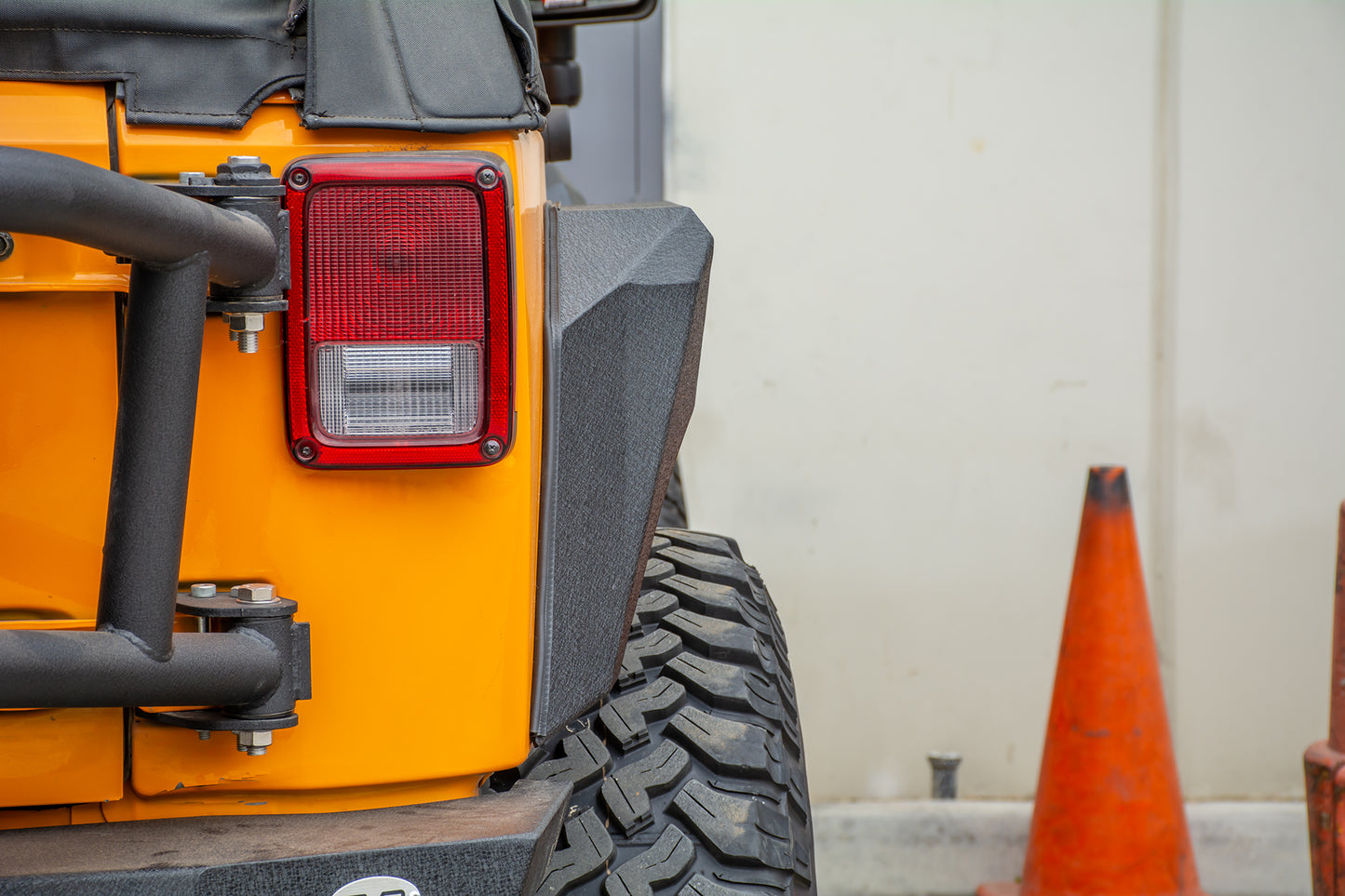 DV8 Offroad_FENDB-09_JL-Armor-Fender_angle9_72dpi.jpg