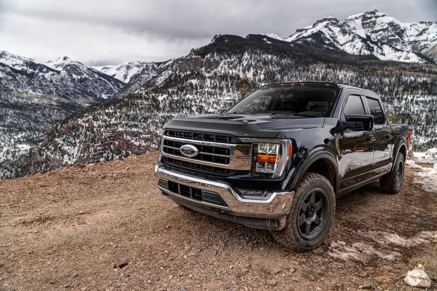 husky-aeroskin-II-textured-blk-2021-ford-F150-lifestyle-2830196-01.jpg